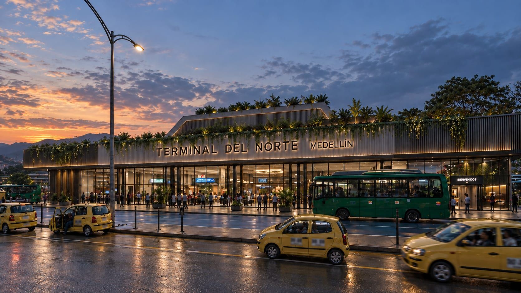 Fachada de la Terminal del Norte al atardecer, con buses y taxis en primer plano