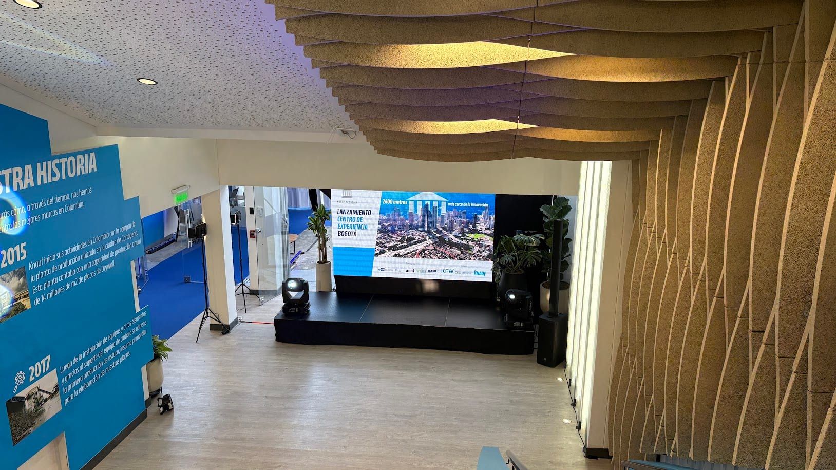 Zona de presentación con pantalla y cielorraso de listones de madera