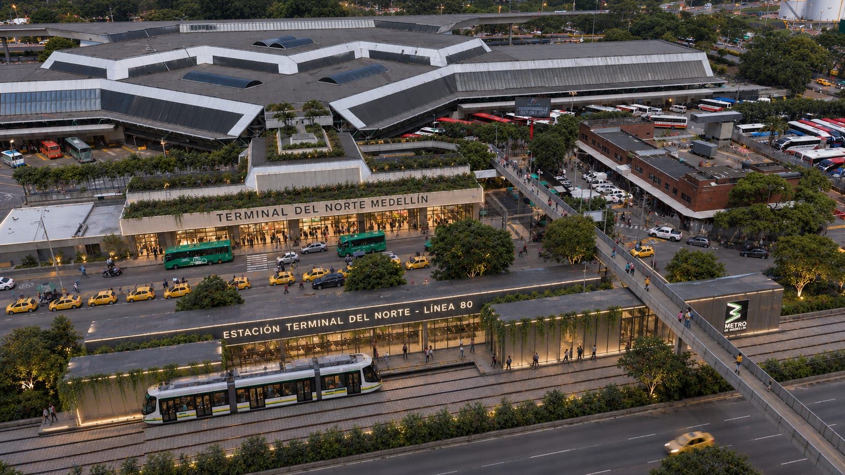 Vista aérea de la terminal y su fachada sobre la autopista, con el metro
