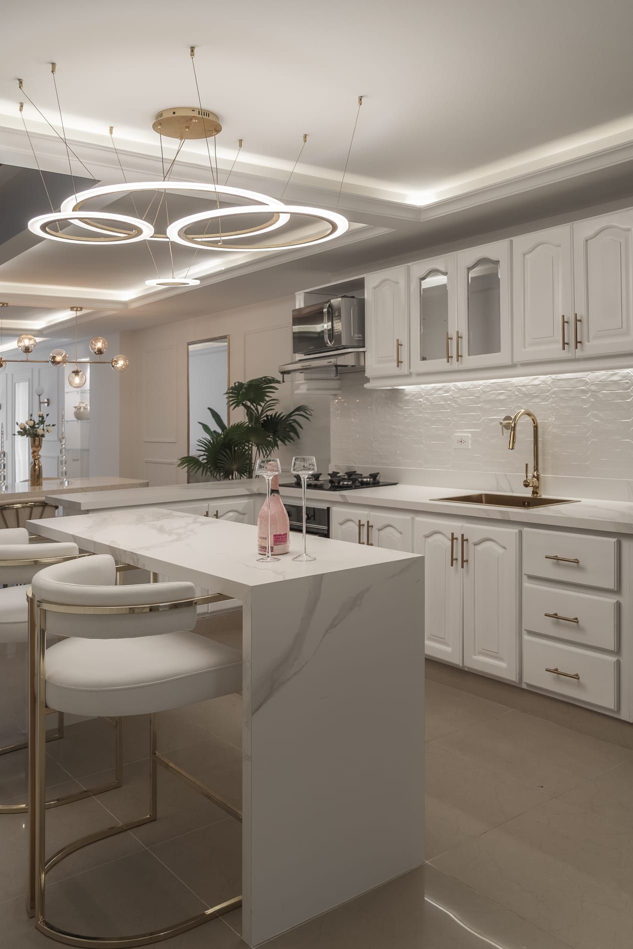 Cocina con isla de mármol y taburetes tapizados