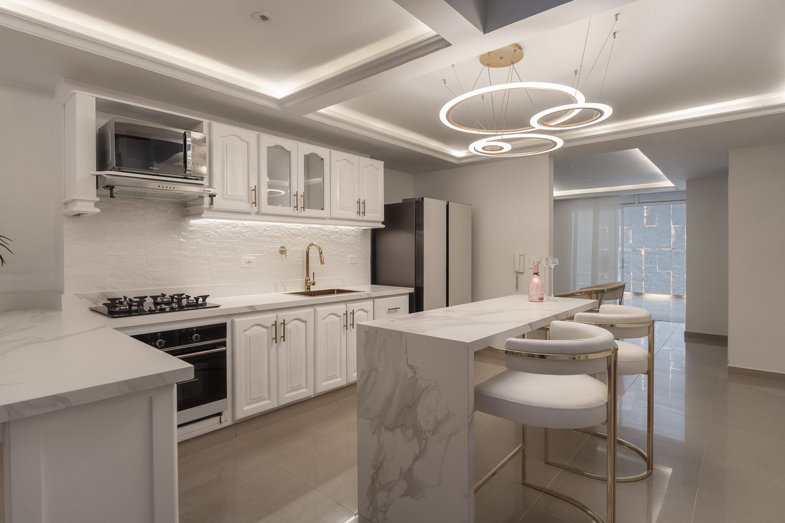 Cocina blanca con acentos dorados